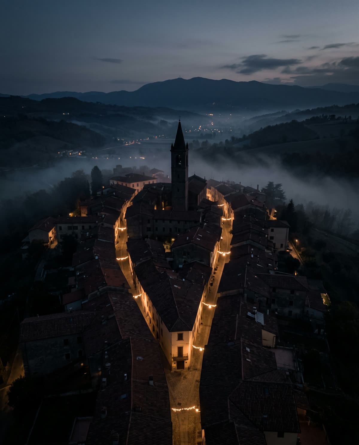 Città al crepuscolo con luci calde